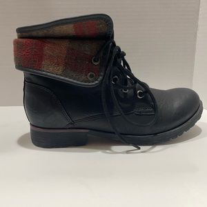 New combat boots size 6